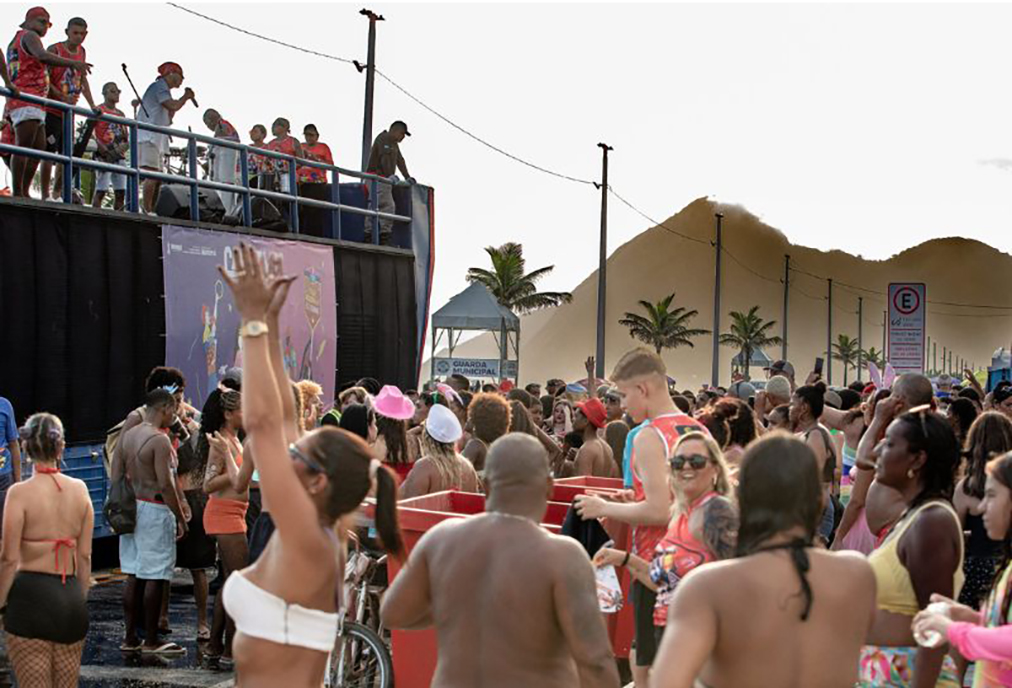 Bloco Liga a Bomba agita a Quarta-Feira de Cinzas na orla de Maricá