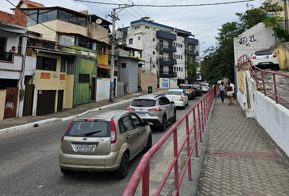 Intervenção da Enel provoca interdição parcial e desvio de veículos em Arraial do Cabo
