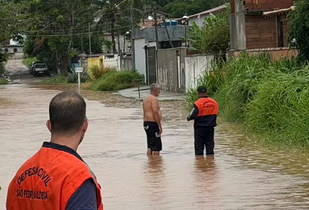 Chuvas intensas mobilizam equipes e provocam alagamentos em bairros de São Pedro da Aldeia