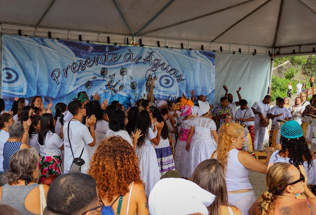 Cabo Frio reúne devotos e grupos tradicionais em celebração religiosa à beira-mar