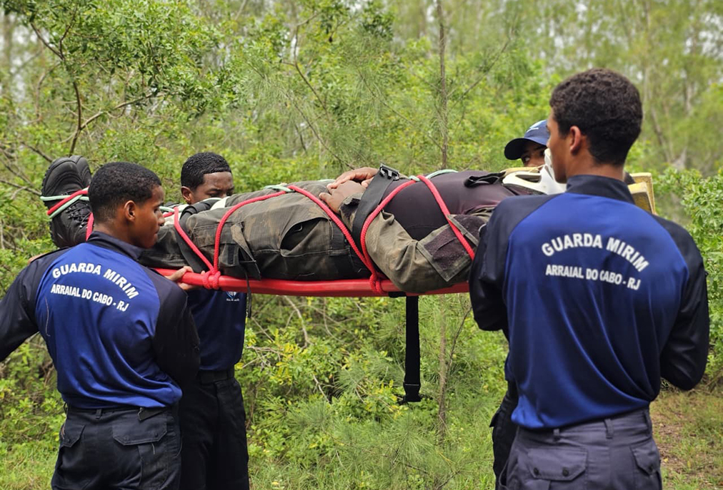 Guarda Mirim de Arraial do Cabo participa de capacitação prática no Dia do Agente de Defesa Ambiental