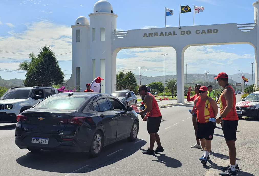 Arraial do Cabo aposta em orientação direta para reduzir acidentes no mar durante a folia
