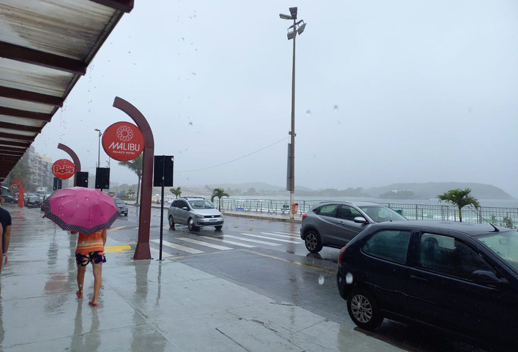 Chuva intensa provoca alagamentos em Unamar e Maria Joaquina e mobiliza Defesa Civil em Cabo Frio
