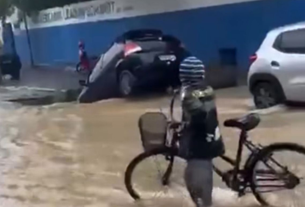 Asfalto cede após temporal e veículo fica praticamente submerso em Cabo Frio